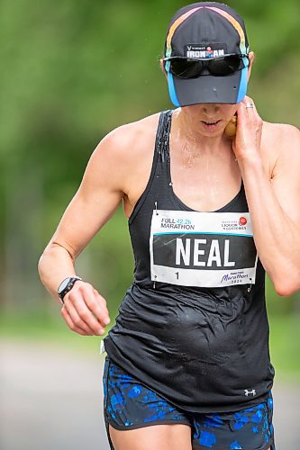 BROOK JONES / FREE PRESS
Winnipegger Dawn Neal cools off with a water-soaked sponge at a fluids station as she runs down Wellington Crescent on her way to winning the women's full marathon, which was the 46th running of the Manitoba Marathon in Winnipeg, Man., Sunday, June 16, 2024.