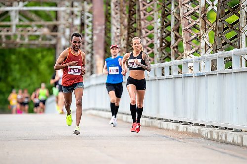 BROOK JONES / FREE PRESS
Runners cross the BDI bridge as they compete in half marathon at the 46th Manitoba Marathon in Winnipeg, Man., Sunday, June 16, 2024.