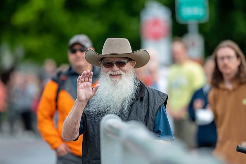 BROOK JONES / FREE PRESS
Peter McGillawee waves while he cheers on the half marathon runners as they cross the BDI bridge during the 46th Manitoba Marathon in Winnipeg, Man., Sunday, June 16, 2024. McGillawee's son Drew McGillawee was competing in the half marathon.