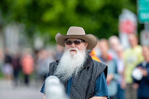 BROOK JONES / FREE PRESS
Peter McGillawee waits in anticipation for his son Ben McGillawee to cross the BDI bridge in the half marathon  during the 46th Manitoba Marathon in Winnipeg, Man., Sunday, June 16, 2024.