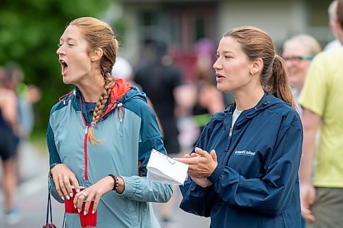 BROOK JONES / FREE PRESS
Erika Fridrik (left) and her sister Emily Fridrik cheer on the runners after they cross the BDI bridge in the half marathon during the 46th Manitoba Marathon in Winnipeg, Man., Sunday, June 16, 2024.