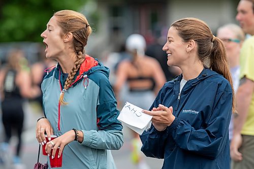 BROOK JONES / FREE PRESS
Erika Fridrik (left) and her sister Emily Fridrik cheer on the runners after they cross the BDI bridge in the half marathon during the 46th Manitoba Marathon in Winnipeg, Man., Sunday, June 16, 2024.