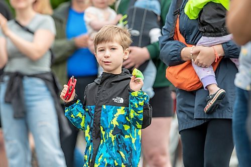 BROOK JONES / FREE PRESS
Six-year-old Sam Ugrin cheers on his dad Bryan Ugrin and the thousands of runners after they cross the BDI bridge in the half marathon during the 46th Manitoba Marathon in Winnipeg, Man., Sunday, June 16, 2024.