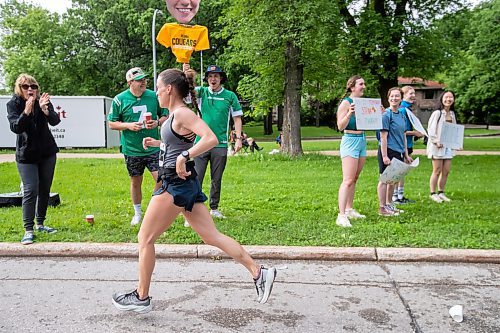 BROOK JONES / FREE PRESS
Kelsey Haczkewicz competes in the 46th annual Manitoba Marathon in Winnipeg, Man., Sunday, June 16, 2024. Kaczkewicz, who is a former University of Regina Cougars track &amp; field athlete, is pictured running down Wellington Crescent as her mother Michele, brother Josh and fianc&#xe9; Brody Lutz cheer her on.