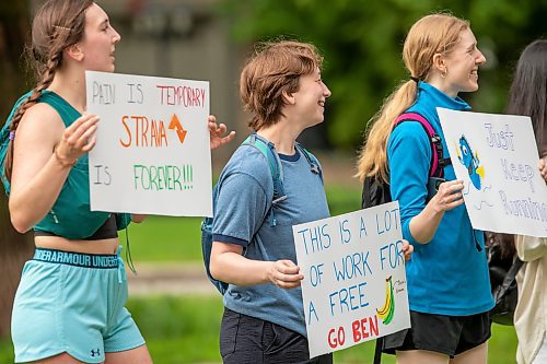 BROOK JONES / FREE PRESS
From left: University of Manitoba medical students Chelsea Day, Shoshang Cook-Libin and Diana Prince cheer on their friend Ben Meyers, who was competing in the 46th Manitoba Marathon in Winnipeg, Man., Sunday, June 16, 2024.