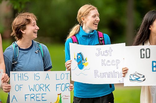 BROOK JONES / FREE PRESS
University of Manitoba medical students Chelsea Day (left) and Shoshang Cook-Libin (right) cheer on their friend Ben Meyers, who was competing in the 46th Manitoba Marathon in Winnipeg, Man., Sunday, June 16, 2024.