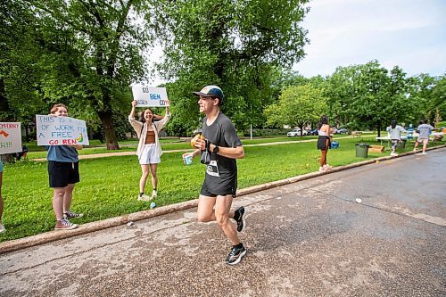 BROOK JONES / FREE PRESS
Ben Meyers competes in the 46th Manitoba Marathon in Winnipeg, Man., Sunday, June 16, 2024, while his friends Shoshang Cook-Libin and Crystla Chan cheer for him.