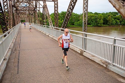 BROOK JONES / FREE PRESS
Bob Cox crosses the BDI bridge in the half marathon race at the 46th annual Manitoba Marathon in Winnipeg, Man., Sunday, June 16, 2024.