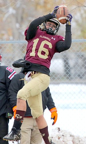 Ayden Bone hauls in a pass as the Crocus Plainsmen defeated the Sisler Spartans 39-0 during their Winnipeg High School Football League Gustafson Bowl semifinal under snowy conditions at Crocus last fall. (Thomas Friesen/The Brandon Sun)