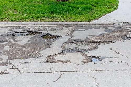 MIKE DEAL / FREE PRESS
The road conditions along the stretch of Augusta Drive between Lakeside Drive and Chancellor Drive is quiet bad.
The condition of the streets in Waverley Heights. Specifically Augusta Drive and Greensboro Bay, showing potholes, crumbling curbs, cracks in the pavement.
240613 - Thursday, June 13, 2024.