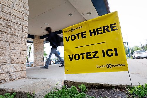 MIKE DEAL / FREE PRESS
A person enters the polling station at Shaftesbury High School, 2240 Grant Avenue, Tuesday morning.
Voters in the Tuxedo riding head to the polls to enter their ballots Tuesday.
240618 - Tuesday, June 18, 2024.