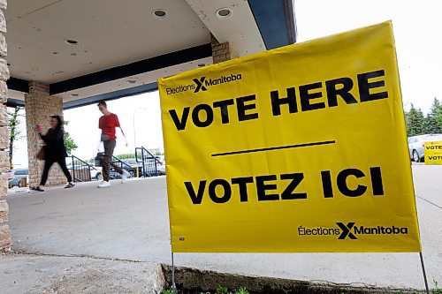 MIKE DEAL / FREE PRESS
A person enters the polling station at Shaftesbury High School, 2240 Grant Avenue, Tuesday morning.
Voters in the Tuxedo riding head to the polls to enter their ballots Tuesday.
240618 - Tuesday, June 18, 2024.