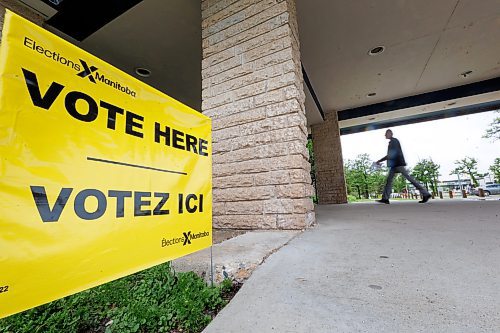 MIKE DEAL / FREE PRESS
A person enters the polling station at Shaftesbury High School, 2240 Grant Avenue, Tuesday morning.
Voters in the Tuxedo riding head to the polls to enter their ballots Tuesday.
240618 - Tuesday, June 18, 2024.