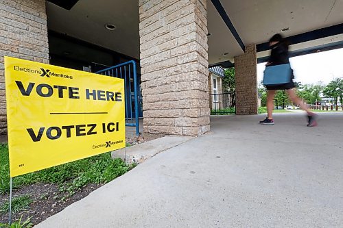 MIKE DEAL / FREE PRESS
A person enters the polling station at Shaftesbury High School, 2240 Grant Avenue, Tuesday morning.
Voters in the Tuxedo riding head to the polls to enter their ballots Tuesday.
240618 - Tuesday, June 18, 2024.