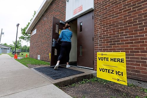 MIKE DEAL / FREE PRESS
A person enters the polling station at &#xc9;cole Tuxedo Park, 2300 Corydon Avenue, Tuesday morning.
Voters in the Tuxedo riding head to the polls to enter their ballots Tuesday.
240618 - Tuesday, June 18, 2024.