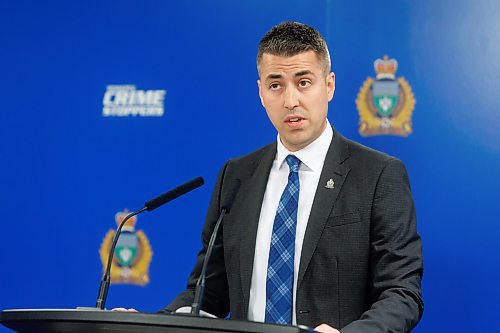 MIKE DEAL / FREE PRESS
Winnipeg Police Service Data analyst, David Bowman, holds a technical briefing at Police HQ with regards to the newly released 2023 Statistical Report Tuesday morning.
240618 - Tuesday, June 18, 2024.