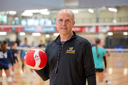 BROOK JONES / FREE PRESS
Scott Koskie who has been hired as the new coach of the UBC Okanagan Heat men's volleyball team is pictured holding a volleyball as he coaches at a 14U to 16U girls spring development camp at the Dakota Fieldhouse in Winnipeg, Man., Friday, June 14, 2024. The former setter for Canada's men's volleyball team was most recently the provincial high performance coach for Volleyball Manitoba.