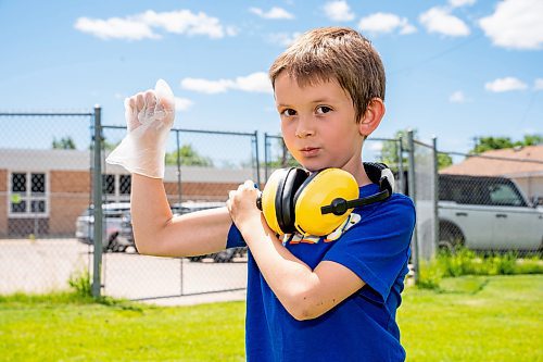 NIC ADAM / FREE PRESS
Students from Lynne MacDuff’s grade 1 & 2 class, at Kent Road School, clean up garbage around the schools playground Wednesday afternoon.
240619 - Wednesday, June 19, 2024.

Reporter: Matt Frank