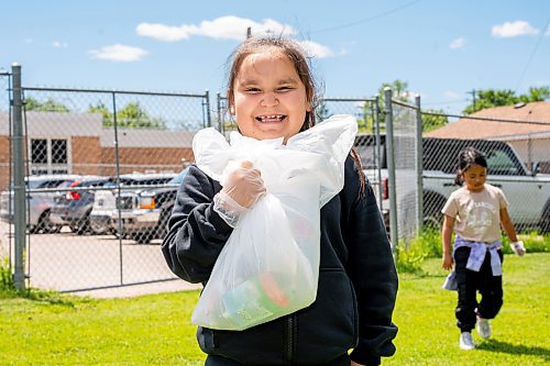 NIC ADAM / FREE PRESS
Students from Lynne MacDuff’s grade 1 & 2 class, at Kent Road School, clean up garbage around the schools playground Wednesday afternoon.
240619 - Wednesday, June 19, 2024.

Reporter: Matt Frank