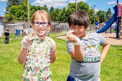 NIC ADAM / FREE PRESS
Students from Lynne MacDuff’s grade 1 & 2 class, at Kent Road School, clean up garbage around the schools playground Wednesday afternoon.
240619 - Wednesday, June 19, 2024.

Reporter: Matt Frank