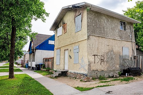 NIC ADAM / FREE PRESS
Four burned houses in the William Whyte community sit in a row, vacant, along Powers Ave Friday afternoon.
240621 - Friday, June 21, 2024.

Reporter: Katie