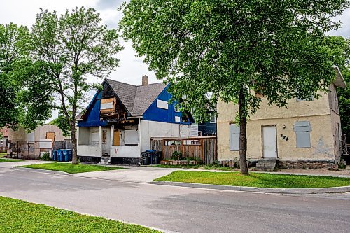 NIC ADAM / FREE PRESS
Four burned houses in the William Whyte community sit in a row, vacant, along Powers Ave Friday afternoon.
240621 - Friday, June 21, 2024.

Reporter: Katie