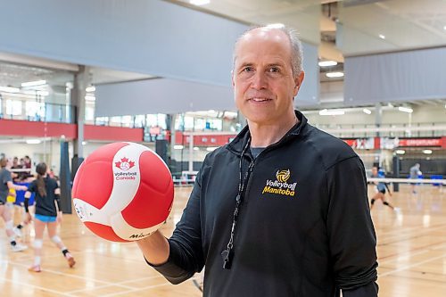 BROOK JONES / FREE PRESS
Scott Koskie who has been hired as the new coach of the UBC Okanagan Heat men's volleyball team is pictured holding a volleyball as he coaches at a 14U to 16U girls spring development camp at the Dakota Fieldhouse in Winnipeg, Man., Friday, June 14, 2024. The former setter for Canada's men's volleyball team was most recently the provincial high performance coach for Volleyball Manitoba.