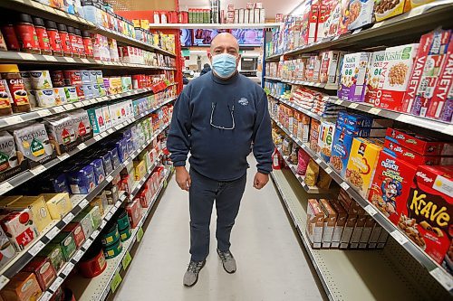 JOHN WOODS / WINNIPEG FREE PRESS
Food Fare owner Munther Zeid is photographed in his Portage Ave store, Monday, January 3, 2022. Smaller grocery stores such as Food Fare have seen an increase in home delivery orders from people isolating with COVID. Zeid estimates their deliveries have gone up 25-30 percent.

Re: Kitching