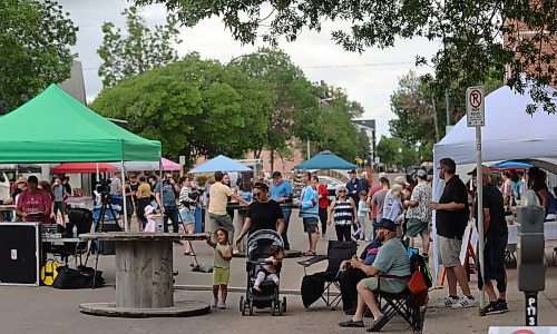 The afternoon crowd at Saturday's “Kickin' off Summer” downtown Brandon block party, a collaboration between The Dock on Princess, Section 6 Brewing Co., Kickin’ Axe., and Brandon Downtown BIZ. (Michele McDougall/The Brandon Sun) 