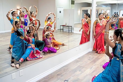 BROOK JONES / FREE PRESS
BRT Dance Academy is the only dance school in Manitoba specializing in Bharatanatyam, which is an ancient south Indian dance that originated in Tamil Nadu. Dancers were pictured at the dance academy in Winnipeg, Man., Saturday, June 15, 2024. PIctured: Bharatanatyam dances (right) do a general dance pose while looking at their reflection in the mirrors as BRT Dance Academy instructor Shylaja Ramprasath looks on.