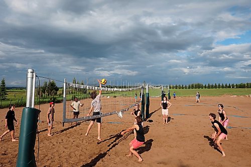 25062024
Teams Kiss My Pass and Texas Rangers play in the U16 division of beach volleyball league at Mulligan's Driving Range under mixed skies on Tuesday evening. The league features different divisions that play on different evenings. 
(Tim Smith/The Brandon Sun)