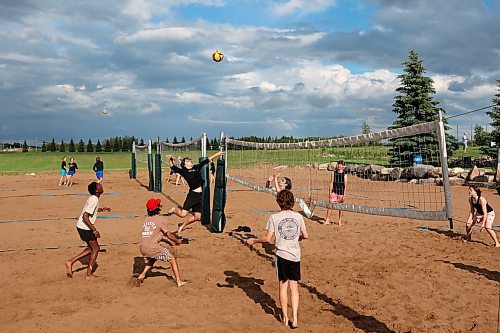 25062024
Teams Kiss My Pass and Texas Rangers play in the U16 division of beach volleyball league at Mulligan's Driving Range under mixed skies on Tuesday evening. The league features different divisions that play on different evenings. 
(Tim Smith/The Brandon Sun)