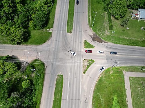 26062024
Vehicles negotiate the intersection of Braecrest 
Drive and 18th Street in Brandon on Wednesday.
(Tim Smith/The Brandon Sun)default