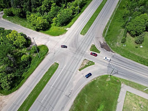 26062024
Vehicles negotiate the intersection of Braecrest 
Drive and 18th Street in Brandon on Wednesday.
(Tim Smith/The Brandon Sun)