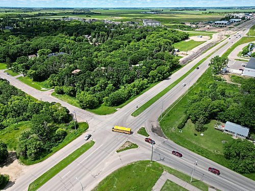 26062024
Vehicles negotiate the intersection of Braecrest 
Drive and 18th Street in Brandon on Wednesday.
(Tim Smith/The Brandon Sun)default