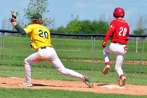 Broncos first baseman Tyler Robertson used his long reach to catch the final out during the MHSAA provincial final, with Boissevain defeating the Garden City Zodiacs 11-2. (Jules Xavier/The Brandon Sun)