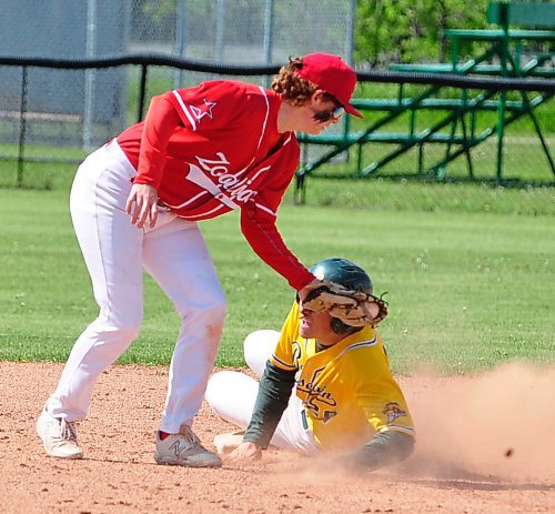 Safe at second — Boissevain Broncos first baseman Tyler Robertson beat the tag by the Garden City Zodiacs second baseman for the steal during the MHSAA provincial baseball final. Robertson and his teammates left Reston earlier this month with the gold medal following an 11-2 victory. (Jules Xavier/The Brandon Sun)