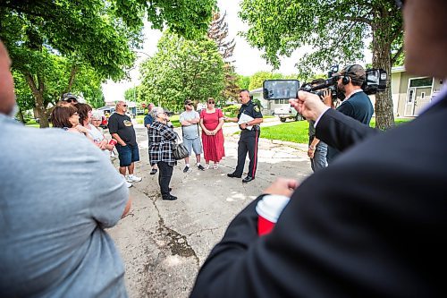 MIKAELA MACKENZIE / FREE PRESS

Constable Jason Michalyshen speaks to neighbours on Camrose Bay, where a house exploded yesterday, in Transcona on Thursday, June 27, 2024.

For &#x460;story.

