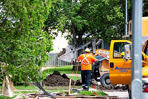 MIKAELA MACKENZIE / FREE PRESS

Dirt is moved near where a house exploded yesterday on Camrose Bay in Transcona on Thursday, June 27, 2024.

For &#x460;story.

