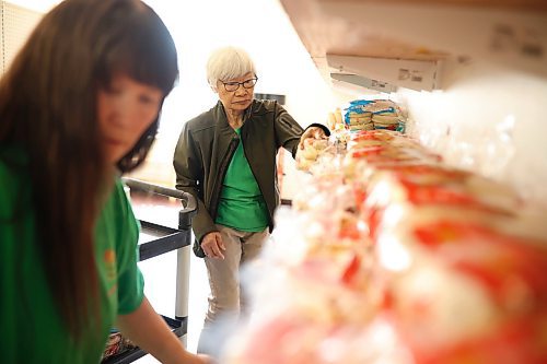 Kathy Bruederlin and Consuelo Yaun stock shelves at the Brandon Food Rescue store in the Town Centre.
(Tim Smith/The Brandon Sun)