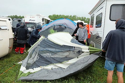 28062024
Festival-goers set up camp during pouring rain at Dauphin&#x2019;s Countryfest on Friday afternoon. (Tim Smith/The Brandon Sun)