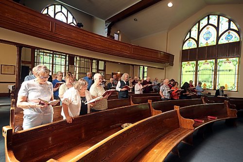 Congregants sing a hymn at St. Paul's United Church in Souris on Sunday. (Colin Slark/The Brandon Sun)