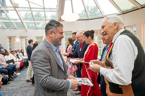 BROOK JONES / FREE PRESS
A CanadIan citizenship ceremony was hosted on Canada Day at the Pavilion at Assiniboine Park in Winnipeg, Man., Monday, July 1, 2024. Pictured: Elder Winston Wuttunee (right) speaks with a new Canadian citizen.