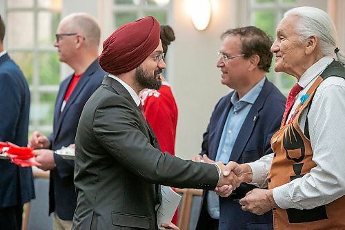 BROOK JONES / FREE PRESS
A CanadIan citizenship ceremony was hosted on Canada Day at the Pavilion at Assiniboine Park in Winnipeg, Man., Monday, July 1, 2024. Pictured: Gurpreet Singh (left) shakes hands with Elder Winston Wuttunee after he took the oath of citizenship.