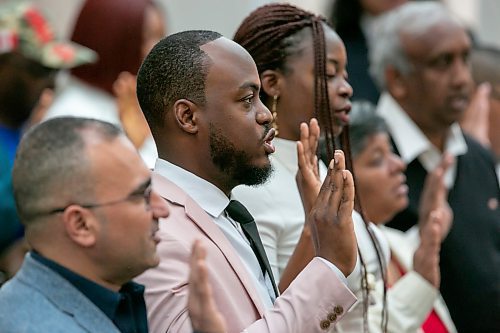 BROOK JONES / FREE PRESS
A CanadIan citizenship ceremony was hosted on Canada Day at the Pavilion at Assiniboine Park in Winnipeg, Man., Monday, July 1, 2024. Pictured: Henry Amogu, 31, (middle) participates in the oath of Cctizenship with his wife Oreo Amogu, 31, (right).. The couple immigrated from Nigeria to Canada. Also pictured is Hussam Alhaddad, 50, (left) who immigrated to Canada from Iraq.