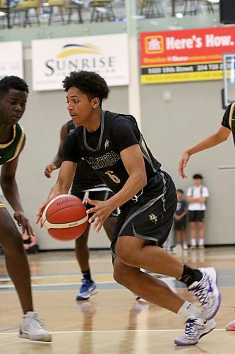 Manitoba's Knox Smith drives to the hoop against Team Saskatchewan at the Prairie Cup on Sunday. (Photos by Thomas Friesen/The Brandon Sun)