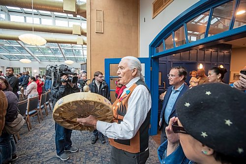 BROOK JONES / FREE PRESS
A CanadIan citizenship ceremony was hosted on Canada Day at the Pavilion at Assiniboine Park in Winnipeg, Man., Monday, July 1, 2024. Pictured: Elder Winston Wuttunee leads in a group dignitaries prior to the start of the citizenship ceremony.