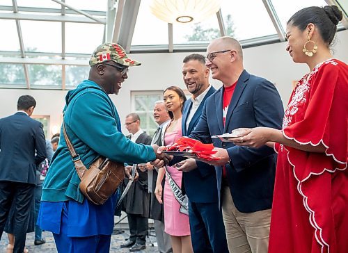 BROOK JONES / FREE PRESS
A CanadIan citizenship ceremony was hosted on Canada Day at the Pavilion at Assiniboine Park in Winnipeg, Man., Monday, July 1, 2024. Pictured: Winnipeg Mayor Scott Gillingham (right) shakes hands with a new Canadian citizen.