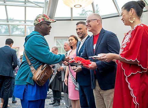 BROOK JONES / FREE PRESS
A CanadIan citizenship ceremony was hosted on Canada Day at the Pavilion at Assiniboine Park in Winnipeg, Man., Monday, July 1, 2024. Pictured: Winnipeg Mayor Scott Gillingham (right) shakes hands with a new Canadian citizen.