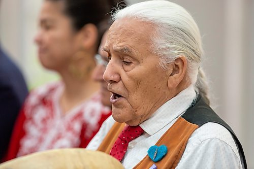 BROOK JONES / FREE PRESS
A CanadIan citizenship ceremony was hosted on Canada Day at the Pavilion at Assiniboine Park in Winnipeg, Man., Monday, July 1, 2024. Pictured: Elder Winston Wuttunee performs a drum song at the beginning of the citizenship ceremony.